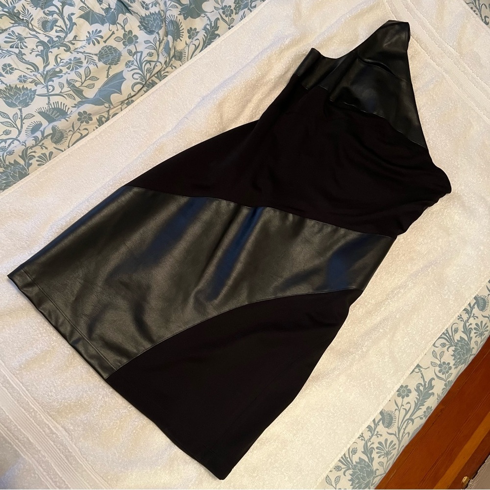 Marc New York / Andrew Marc one shouldered body, con faux, leather dress